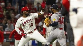 索萊爾（Jorge Soler）、洛培茲（Reynaldo Lopez）在場上大打出手。（圖／美聯社／達志影像）