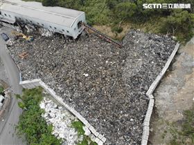 廠房非法堆廢料如垃圾山 恐崩重壓國道2隊(圖/翻攝畫面)