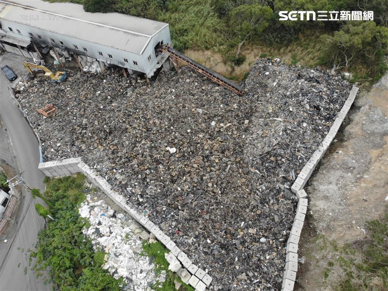 驚悚!廠房廢料如垃圾山 恐崩重壓國道2隊