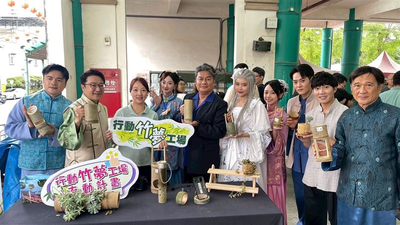 （左起）張峻曜、劉濟民、江晏寧、鍾天、陳詩縈、呂璦唯、陳星、許定南、吳帆體驗DIY活動。（圖／三立提供）