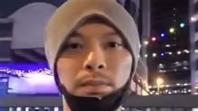 黃明志今深夜現身警局。（圖／翻攝自IG @namewee）