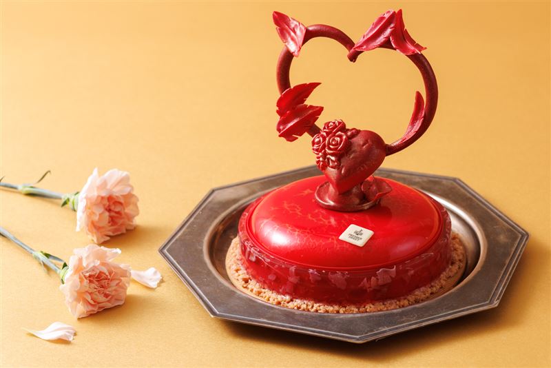 JR東日本大飯店台北母親節限定蛋糕「心之花語」是以開心果慕斯為主體，包覆酸甜玫瑰莓果凍與藍莓起司蛋糕。（圖／飯店旅宿業者提供）