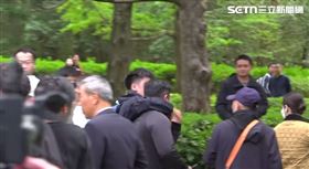 鄭麗文中山陵謁陵，中國男喊「下架民進黨」慘被架走（圖／翻攝畫面）