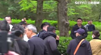 他對鄭喊下架民進黨遭拖離　王丹：我笑了