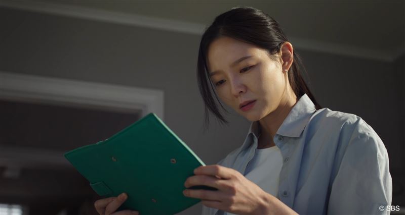 《神與律師事務所》李絮逐漸察覺附身在柳演錫身上的靈魂，是自己已逝的姊姊。（圖／Hami Video提供）