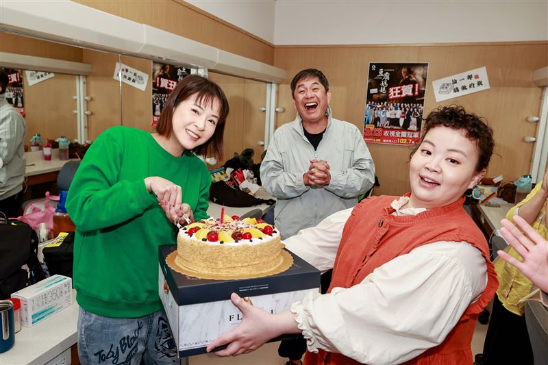 蘇晏霈（左）生日驚喜連發，在劇組陪伴下幸福切蛋糕，直呼：「爸爸回來了就是最好的禮物！」中為洪都拉斯，右為宮美樂。（圖／民視提供）