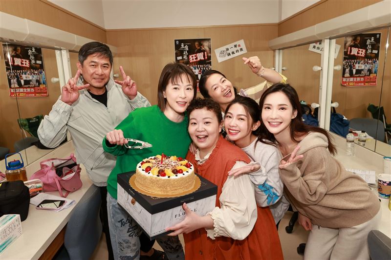 洪都拉斯、謝瓊煖 、 曾智希 、宮美樂、徐千京開心幫蘇晏霈一起慶生。（圖／民視提供）