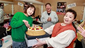蘇晏霈（左）生日驚喜連發，在劇組陪伴下幸福切蛋糕，直呼：「爸爸回來了就是最好的禮物！」中為洪都拉斯，右為宮美樂。（圖／民視提供）