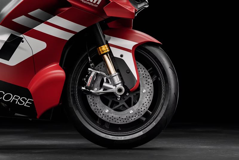 配備碳陶瓷煞車與高階前叉系統。（圖／翻攝Ducati網站）
