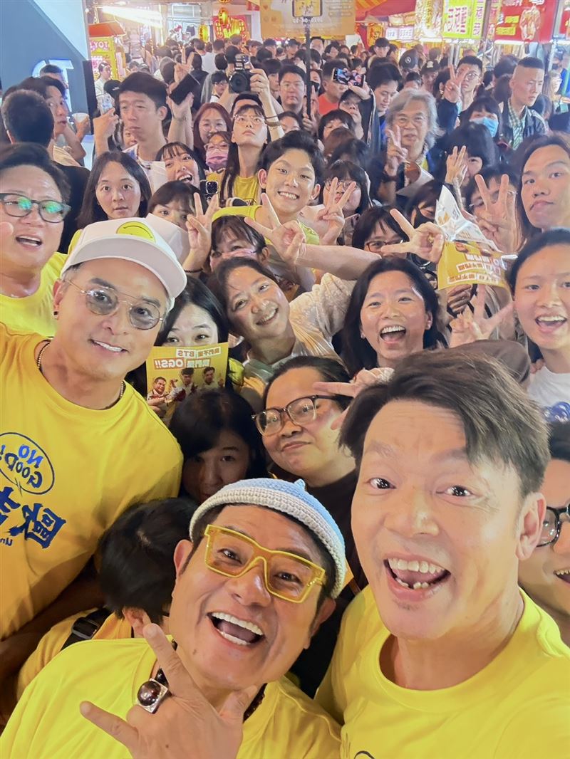 粉絲熱情和演員們合照。（圖／萬騰文化創意提供）