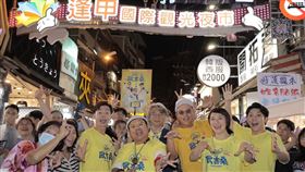 《NO GOOD！歐吉桑》劇組前往台中逢甲夜市。（圖／萬騰文化創意提供） 