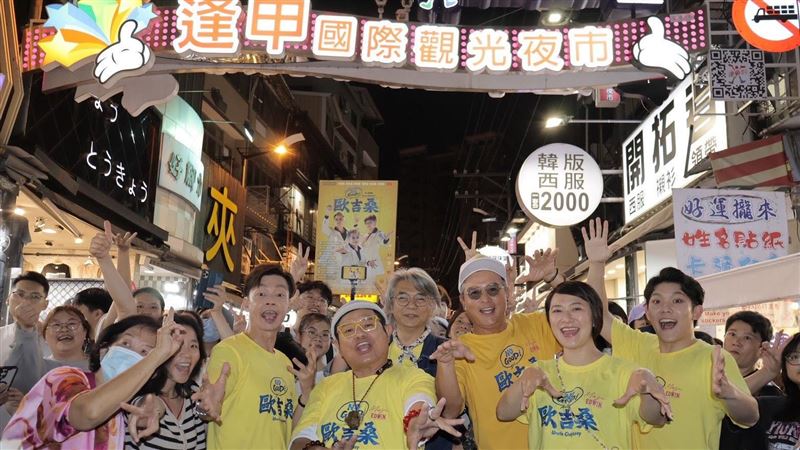《NO GOOD！歐吉桑》劇組前往台中逢甲夜市。（圖／萬騰文化創意提供）