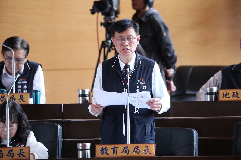 台中某國小棒球教練涉對多名學童猥褻、性侵,教育局長蔣偉民至今未遭懲處,蔣偉民(圖)8日市議會備詢表示,相關作業都有發文通知學校,接獲通報立刻通知學校成立調查小組