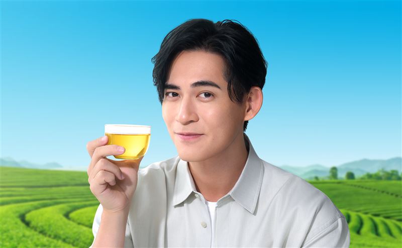 周渝民化身品茶職人。(圖/御茶園提供)