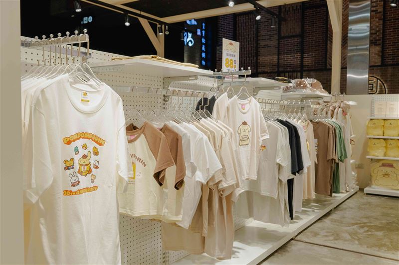 透過多樣化的服飾和生活小物等設計週邊，CACO cafe讓布丁狗專屬療癒力具象化，成為零距離的溫暖陪伴。（圖／品牌業者提供）