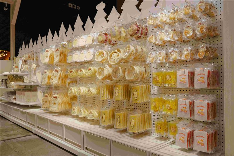 透過多樣化的服飾和生活小物等設計週邊，CACO cafe讓布丁狗專屬療癒力具象化，成為零距離的溫暖陪伴。（圖／品牌業者提供）