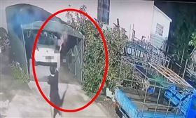 彰化5黑衣猴深夜放炮撒冥紙！火苗炸進民宅車庫　囂張嗆：下次會注意（圖／民眾提供） 