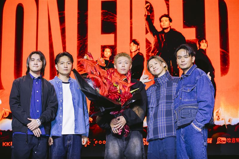 「玖壹壹」健志（中）站台力挺滅火器。（圖／火氣音樂提供）