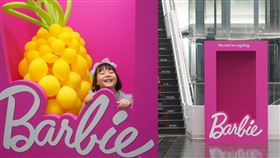 國家影視聽中心自今年兒童節起，一樓大廳主題佈置芭比玩具包裝盒的拍照打卡點。（圖／國家影視聽中心提供） 