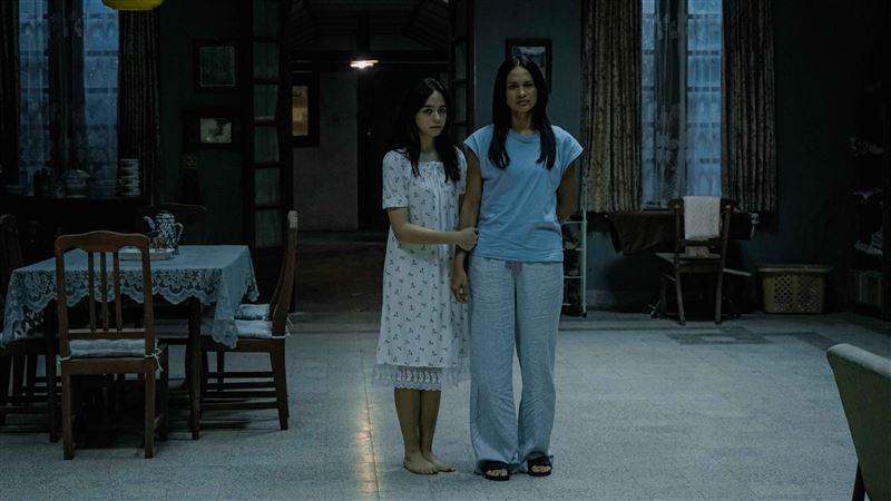 電影找來了近年人氣水漲船高的女星漢娜普里南蒂娜(右)、亞薩明賈塞姆(左)飾演主角姊妹哈妮芙和伊絲蒂。（圖／天馬行空提供）
