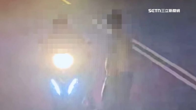 獨/半甲男當路霸 肉身攔車還揍警