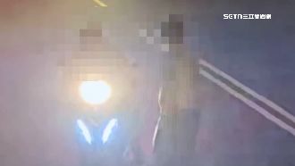 獨／半甲男當路霸　肉身攔車還揍警