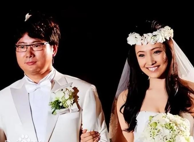 2010年，兩人舉行盛大婚禮，周成海（左）對白靜（右）極盡寵愛。（圖／翻攝自百度百科）