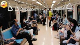 女網友透過社群平台「脆」尋人成功，從捷運一面之緣到5天內見面牽手，引發熱議。（示意圖／黃耀徵攝）