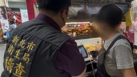 淡水滷味攤老鼠竄櫥櫃　衛生局稽查民眾日前在新北市淡水區某滷味攤看見老鼠在玻璃櫥櫃內亂竄、嗅聞食物。衛生局獲報前往稽查，該批滷味已全數下架報廢。（新北市衛生局提供）中央社記者曹亞沿傳真　115年4月8日