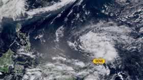 目前關島東南方有熱帶擾動90W正在發展，預計在週五到週六間增強為今年第4號颱風「辛樂克」。（圖／翻攝自臉書，台灣颱風論壇｜天氣特急）