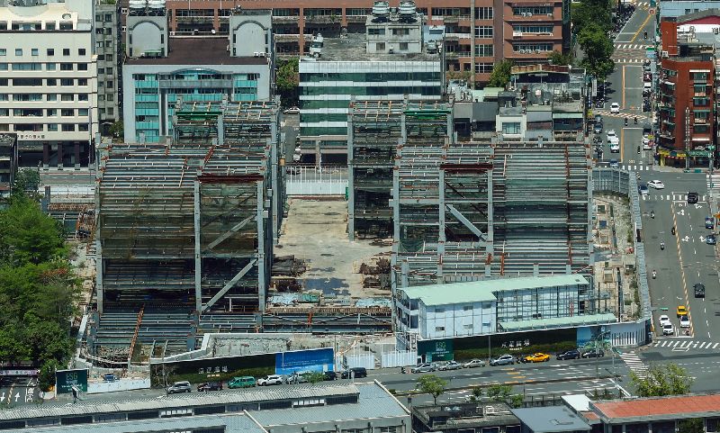 中石化子公司鼎越開發捲入京華城弊案，京華廣場土地遭扣押。中石化與鼎越8日分別召開董事會，決議啟動京華廣場土地處分策略案，以728%容積率為基礎，授權公司董事長或其授權人，與外部相關單位積極溝通協調工作。圖為115年4月2日於台北101俯瞰京華廣場工地畫面