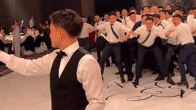 一場婚禮中，丟捧花的環節被換成了丟出一盒限量的寶可夢卡牌。（圖／翻攝自IG＠chubfk_）