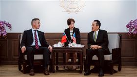 顧立雄接見美聯邦參議員班克斯國防部8日表示，部長顧立雄（右1）接見美國聯邦參議員吉姆．班克斯（Jim Banks）（左）。（國防部提供）中央社記者游凱翔傳真　115年4月8日