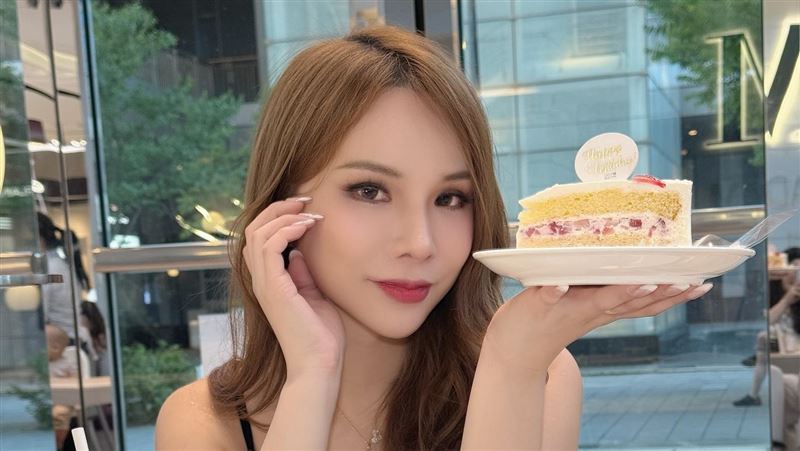 小A辣經常在社群分享生活點滴，精緻打扮連女生看了也自嘆不如。（圖／翻攝自Little A spicy臉書）