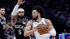 底特律活塞隊球星康寧漢（Cade Cunningham）於9日對戰公鹿隊時重返球場。（圖／美聯社／達志影像）