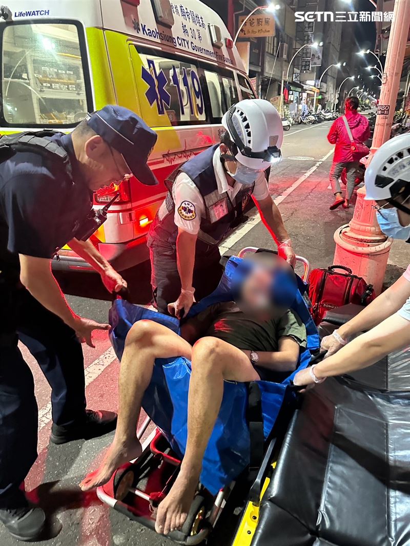 張男是被痰噎住導致呼吸受阻，隨即用儀器把異物取出，危機成功化解。（圖／翻攝畫面）