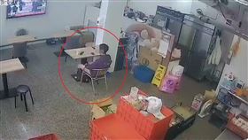 一名男顧客在新莊早餐店內脫掉褲子。（圖／民眾提供）