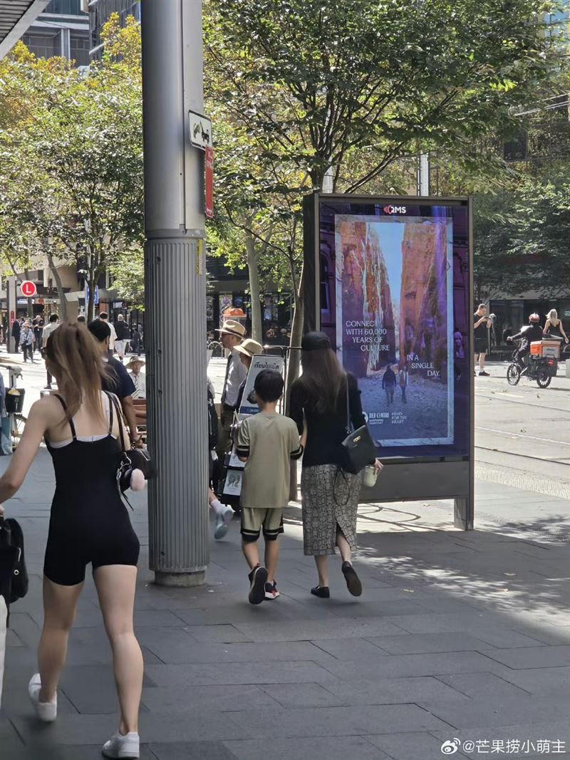 從曝光畫面可見，9歲的小兒子Ethan（左）則牽著媽媽的手同行，身高也快速成長，與身高165公分的侯佩岑（右）相比，僅差約1個頭。（圖／翻攝自芒果撈小萌主微博）