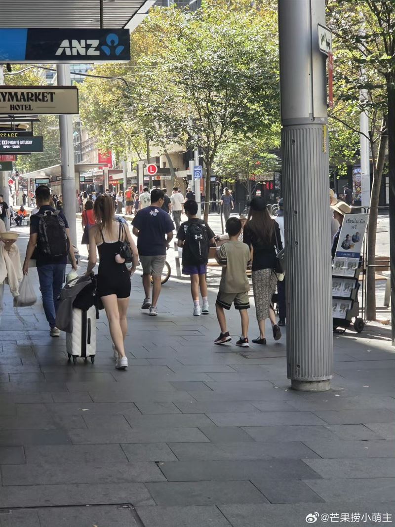 當天侯佩岑（後右）穿著黑色上衣搭配壓紋長裙，並戴上鴨舌帽，Ethan（後左）則以運動風穿搭現身，緊牽母親的畫面格外溫馨，Ian（前右）與父親（前左）邊走邊聊天，父子互動自然，氣氛輕鬆愜意。（圖／翻攝自芒果撈小萌主微博）