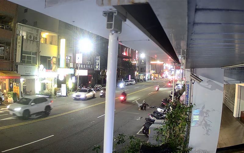 林姓車手與李姓收水手扭打，搶走裝有150萬現金的紙袋逃跑，開車的收水手逆向圍堵差點輾到林男。(圖／翻攝畫面)