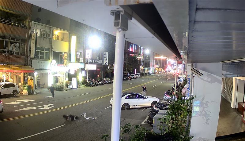 林姓車手起身搶走幾疊千元鈔，跑沒幾步腿軟跌倒，隨後逃離現場被熱心民眾追捕壓制。(圖／翻攝畫面)