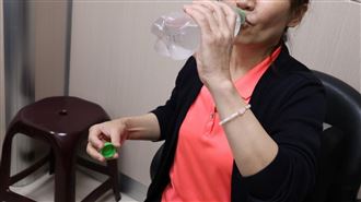 女子喝一大口汽水後就昏迷！竟是這原因