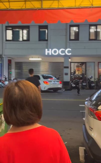 吃宵夜民眾目擊台中街頭上演追逐搶劫，大吃一驚。（圖／翻攝自Threads @j_tpl）