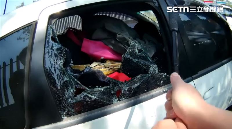 車內冷氣故障，員警擔心女嬰恐脫水或中暑，決定破窗救援。（圖／翻攝畫面）