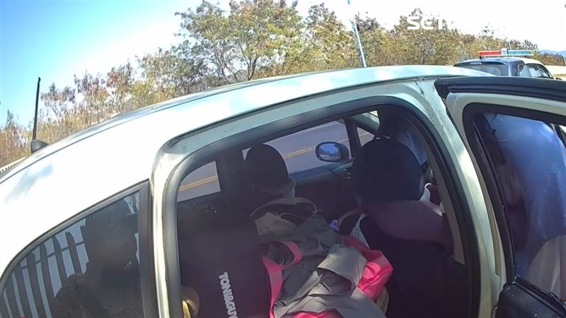 台中未滿1歲女嬰遭反鎖，車內又沒冷氣，媽媽焦急報警求救。（圖／翻攝畫面）