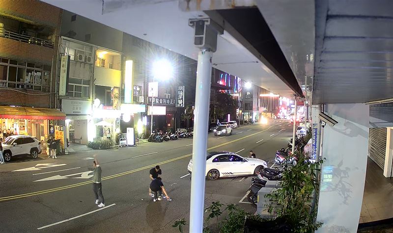 警察抵達現場時，李姓與陳姓收水手不慌不忙撿起掉落的現金，隨後陳男趁隙駕車逃逸。(圖／翻攝畫面)