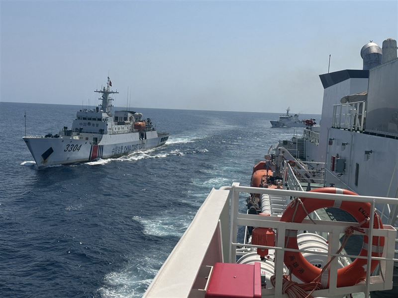 併航監控海警。（圖／海巡署提供）