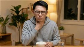 進食時若常噎到，要留意可能是食道性吞嚥困難。AI生成圖。（圖／大千綜合醫院提供） 