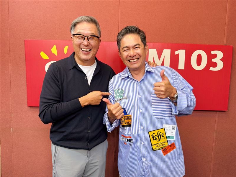 洪都拉斯回憶，早年在綜藝節目擔任助理時，與郭子乾、陳為民等人同場工作，當時同儕陸續被簽下轉型為幕前藝人，多年後的節目《全民最大黨》。洪都拉斯因飾演「葉教授」一角嶄露頭角，王偉忠主動邀他固定演出，讓他又驚又喜，甚至忍不住追問：「當年為什麼不簽我？」。（圖／金星文創提供）