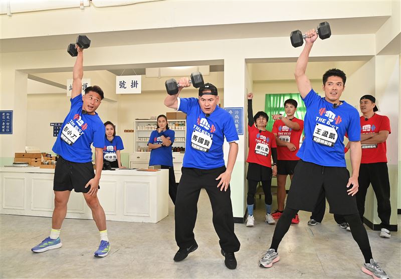 馬國賢（中）在醫院場景的啞鈴推舉項目中動作標準、節奏穩定。（圖／《全城地圖：最強明星隊》提供）